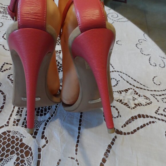 Burberry Berry Pink Leather "T" Strap Heeled Sandals Size 38.5B - Picture 9 of 16